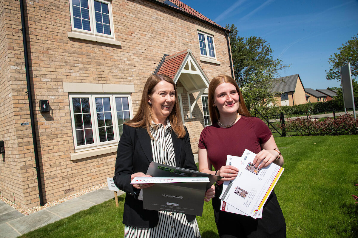 sales adviser customer front show home